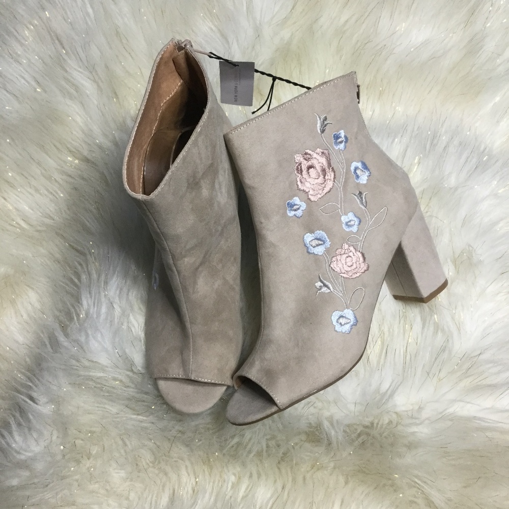 New NEW YORK & COMPANY Peep Toe Boots Size 9